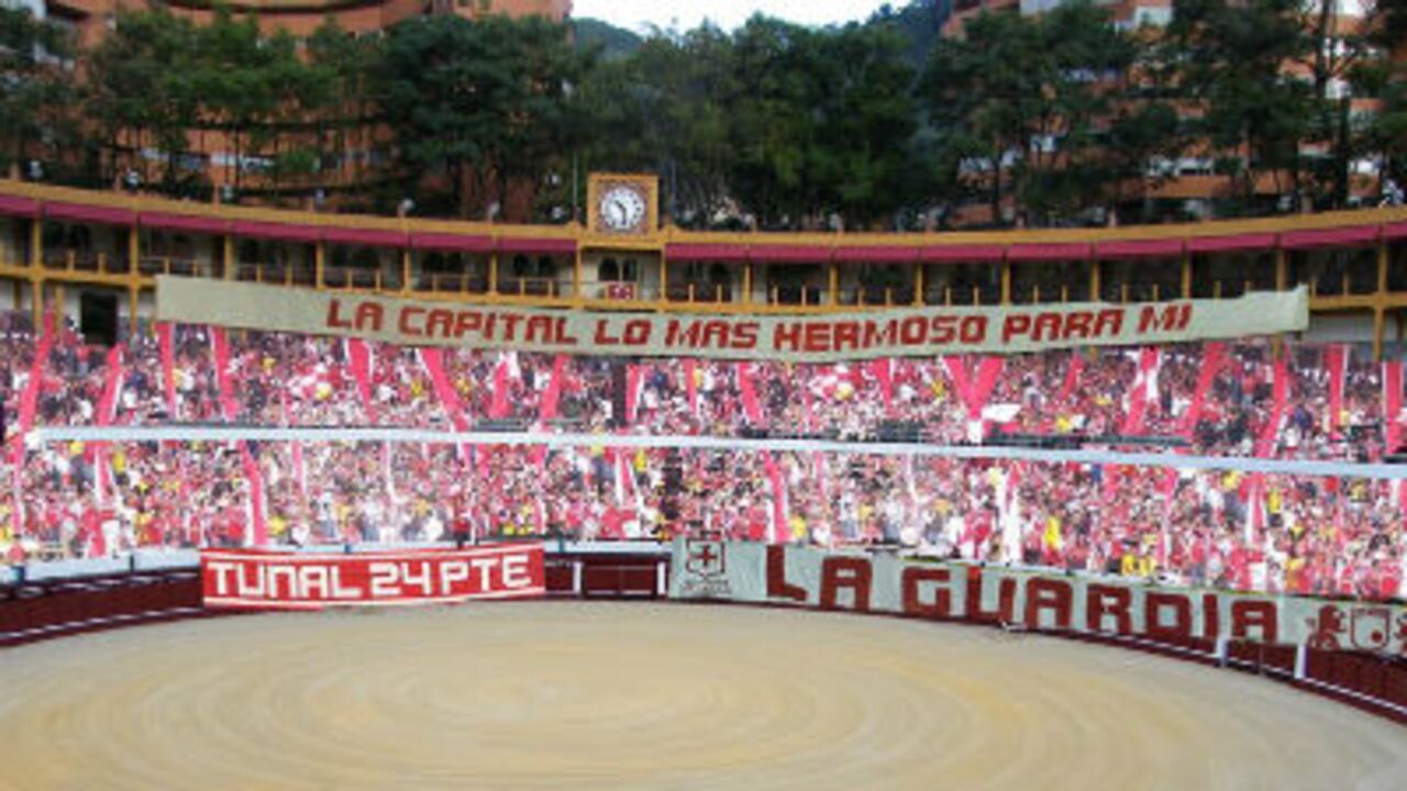 Los hinchas de Santa Fe ya han hecho montajes de las barras ocupando la tradicional plaza de toros.