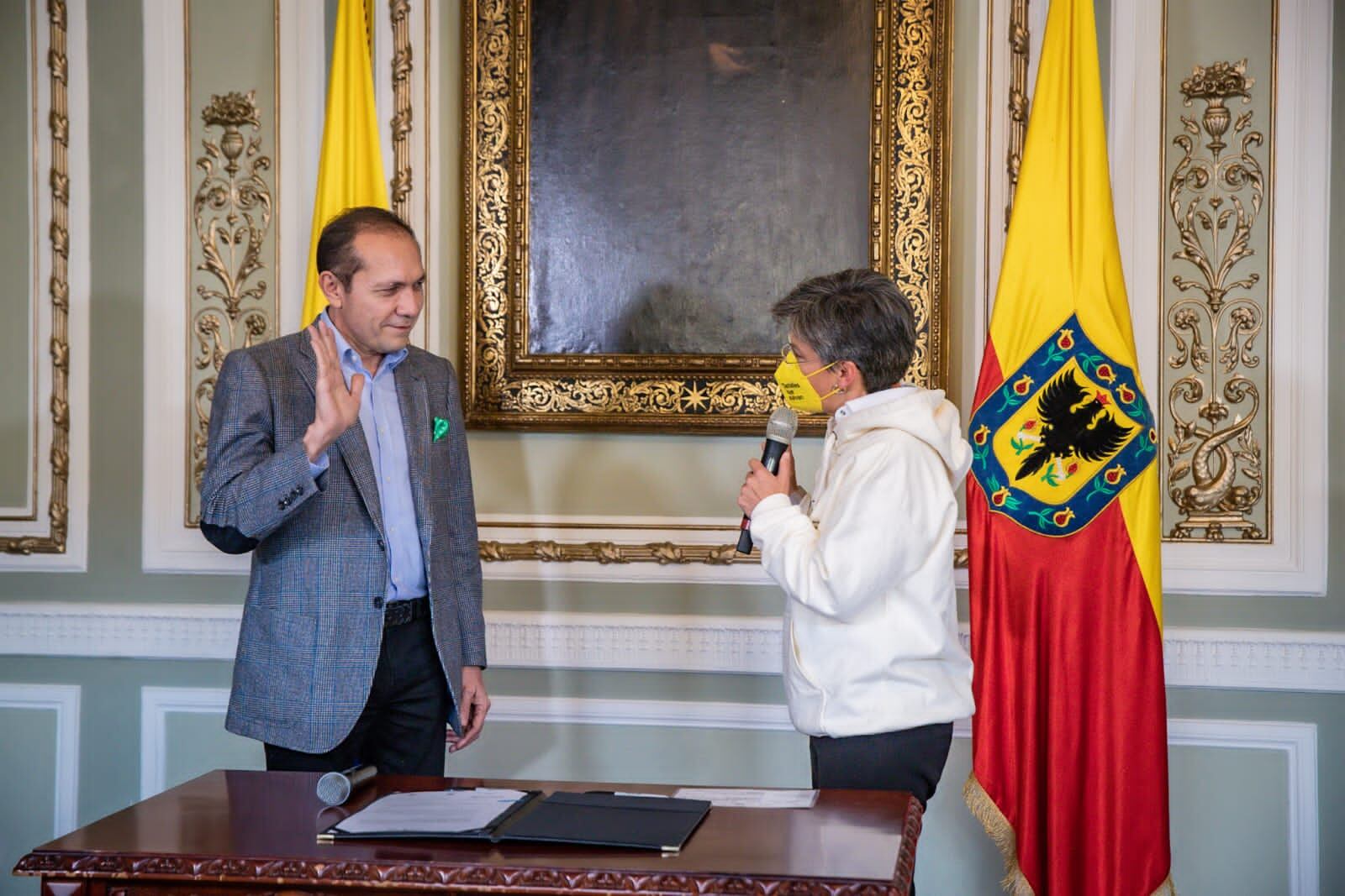 Antonio Sanguino tomando posesión como nuevo jefe de gabinete de la Alcaldía de Bogotá.