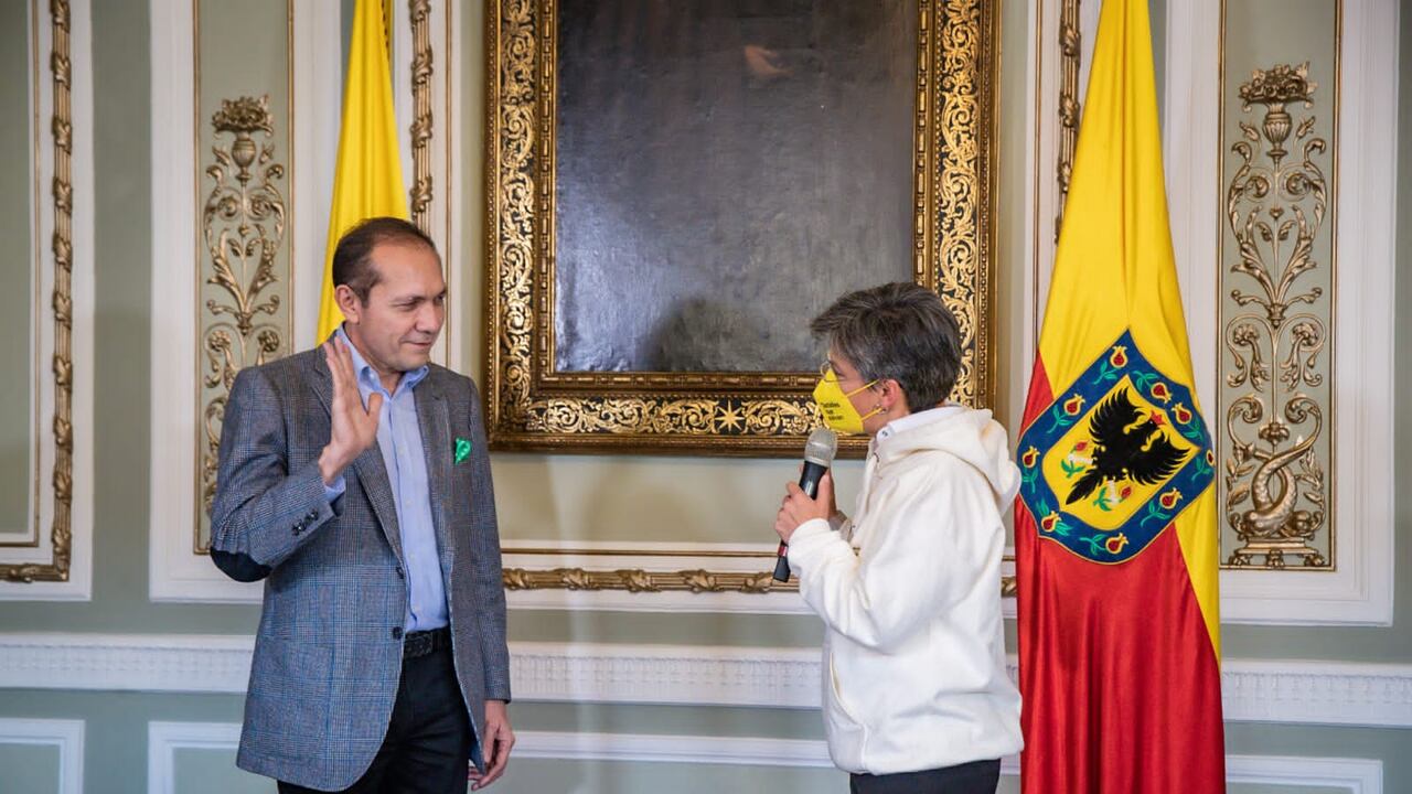 Antonio Sanguino tomando posesión como nuevo jefe de gabinete de la Alcaldía de Bogotá.