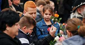 Cientos de familias se reúnen cada septiembre a recordar a sus familiares que murieron durante los atentados terroristas de hace 20 años.