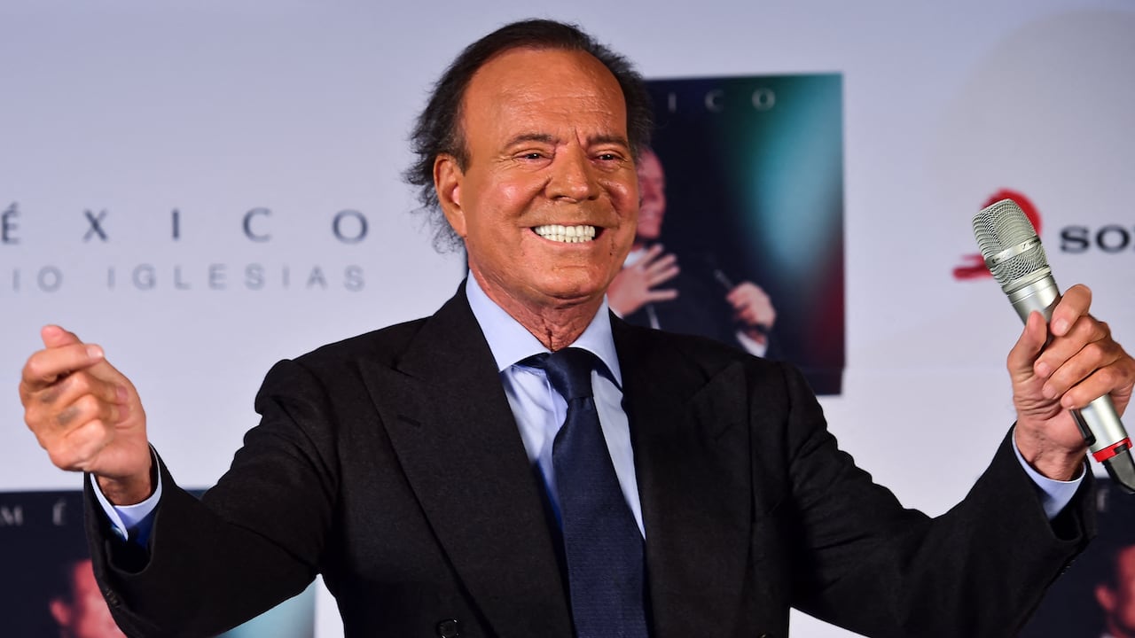 El cantante español Julio Iglesias está en el ojo del huracán.