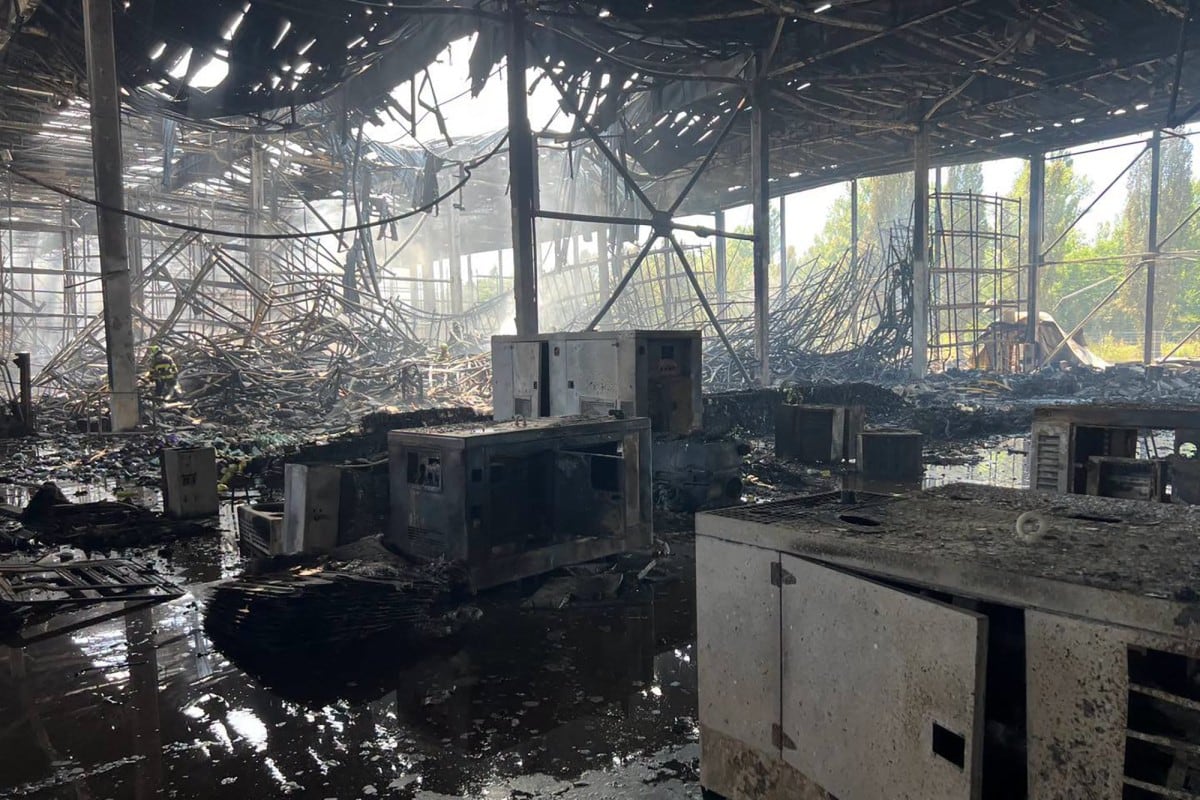 En esta fotografía facilitada por la Cruz Roja de Ucrania y tomada el 2 de julio de 2026, un rescatista ucraniano trabaja entre los escombros de un almacén de la Cruz Roja destruido tras un ataque aéreo en Kiev, en el contexto de la invasión rusa de Ucrania.