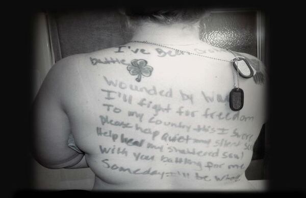 "Herido por la guerra: He jurado luchar por la libertad de mi país. Por favor ayudenme a silenciar mis gritos ahogados, battlando por mí. Algún día estaré completo."

