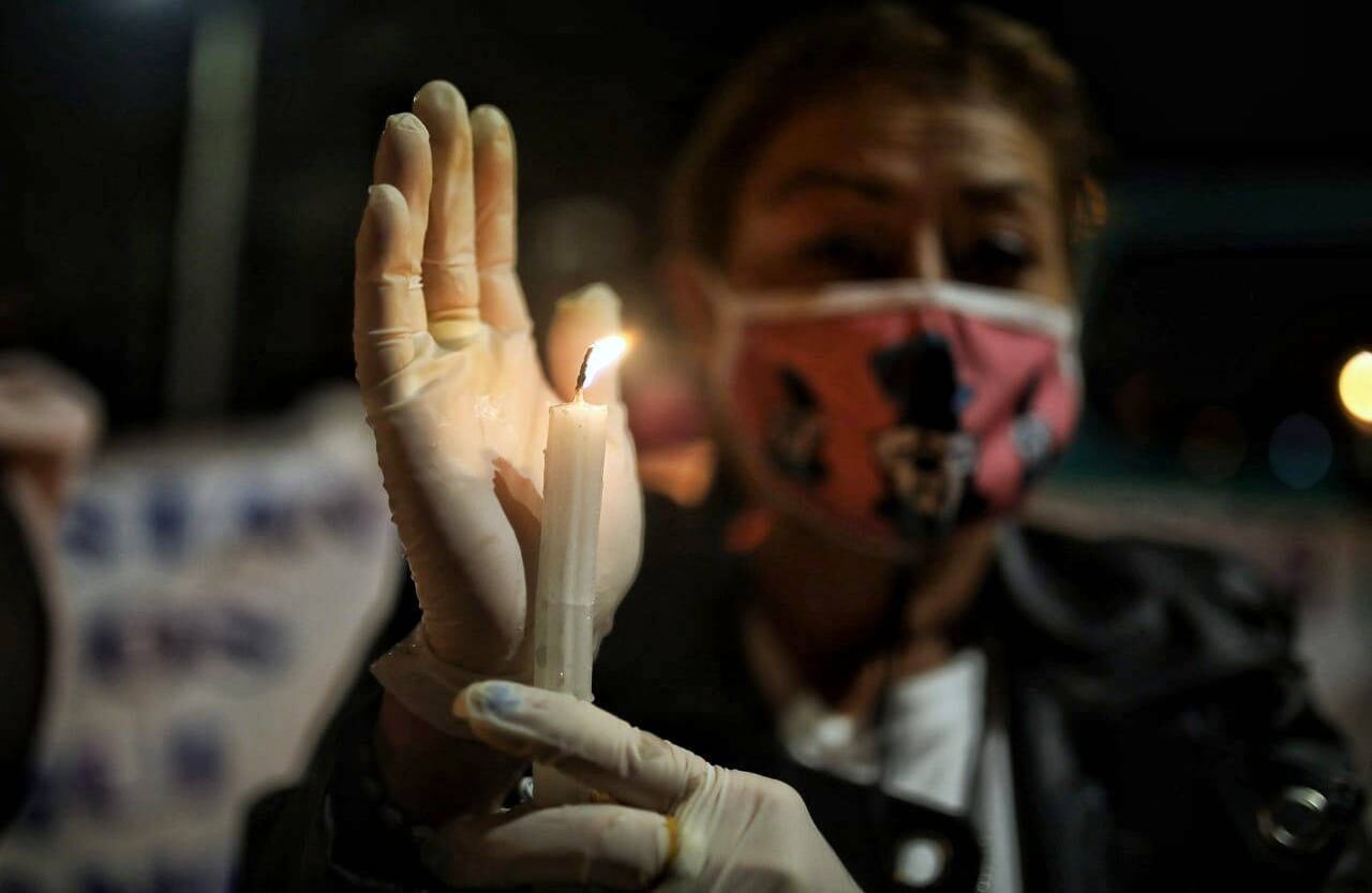 Con mensajes y velas, los manifestantes pidieron al Gobierno nacional tomar medidas para prevenir contagios en el centro penitenciario. Foto: Esteban Vega/SEMANA