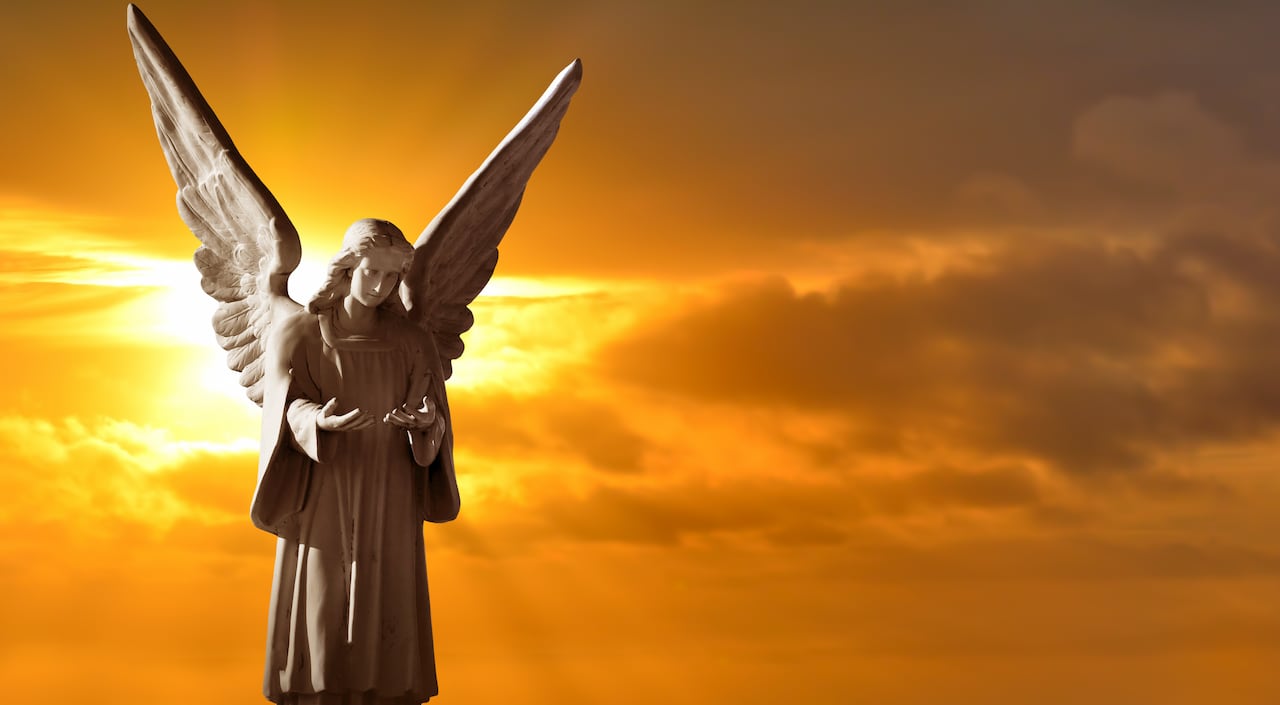 Ángel iluminado en el cielo