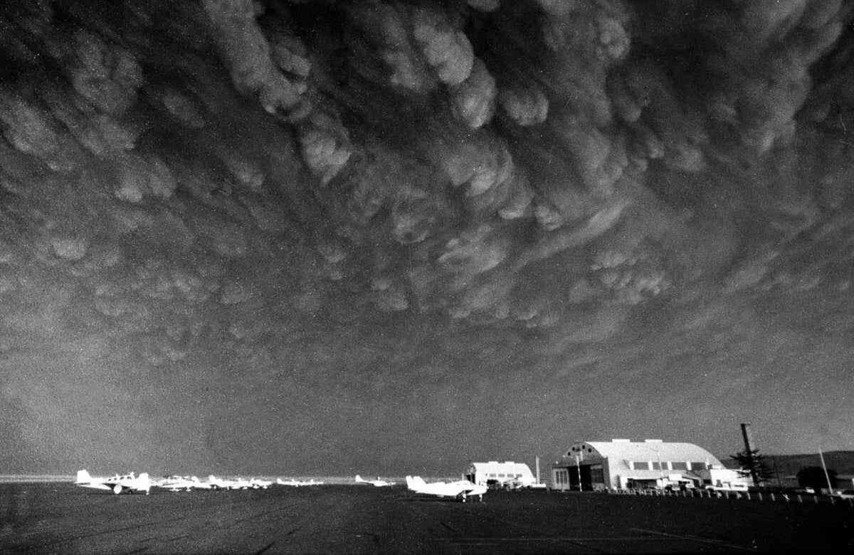 Archivo del 19 de mayo de 1980, nubes de cenizas de la erupción del volcán Monte Santa Helena se mueven sobre el aeropuerto de Ephrata en Ephrata, Washington. El 18 de mayo de 2020, se cumple el 40 aniversario de la erupción, que oscureció los cielos y envió cenizas volcánicas cayendo por cientos de millas. Foto AP / Mike Cash 
