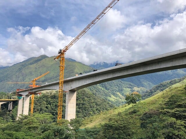 puente en la vía Bogotá-Villavicencio.
