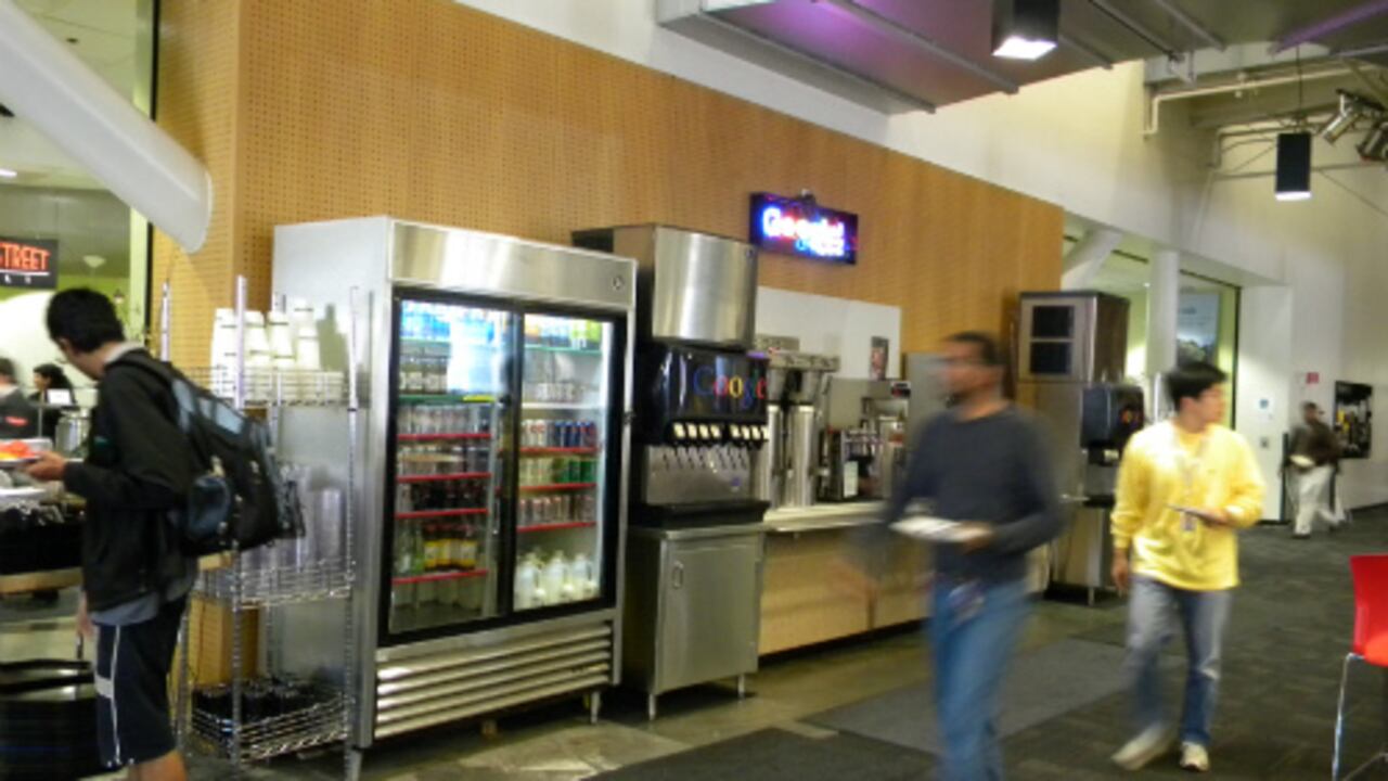En Googleplex existe ‘la norma de los 7 kilos’, que suele ser el peso que aumentan los nuevos empleados durante su primer mes de trabajo. El complejo cuenta con 11 restaurantes gourmet, que ofrecen platos de todas partes del mundo y son gratuitos para todos los colaboradores.