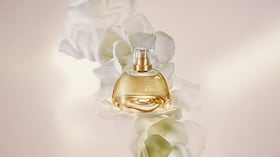 “Natura Aura Alba: siente en tu piel toda la delicadeza y sofisticación de la Rosa Alba de Bulgaria”.