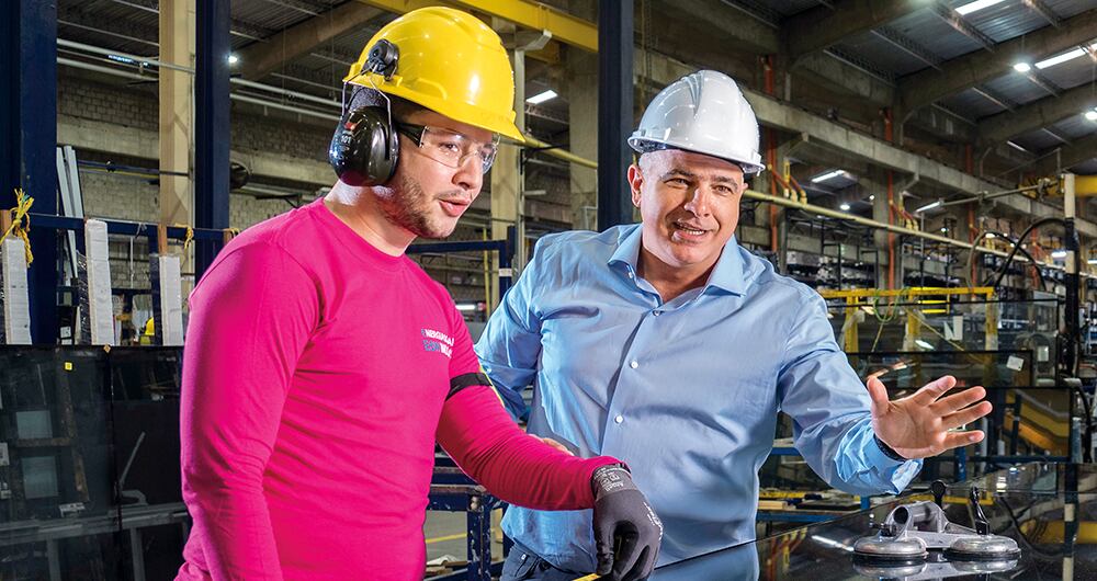 Raúl Guerra, inspector de calidad, y Christian Daes,COO de Tecnoglass.