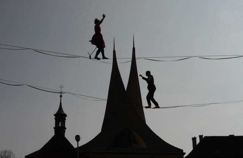 1 de abril - Los artistas de la cuerda floja se balancean frente al Monasterio de Emaús en el marco de una conferencia de prensa del Ministro de Salud checo, que apoya a las personas con enfermedades mentales. FOTO:  Michal CIZEK / AFP