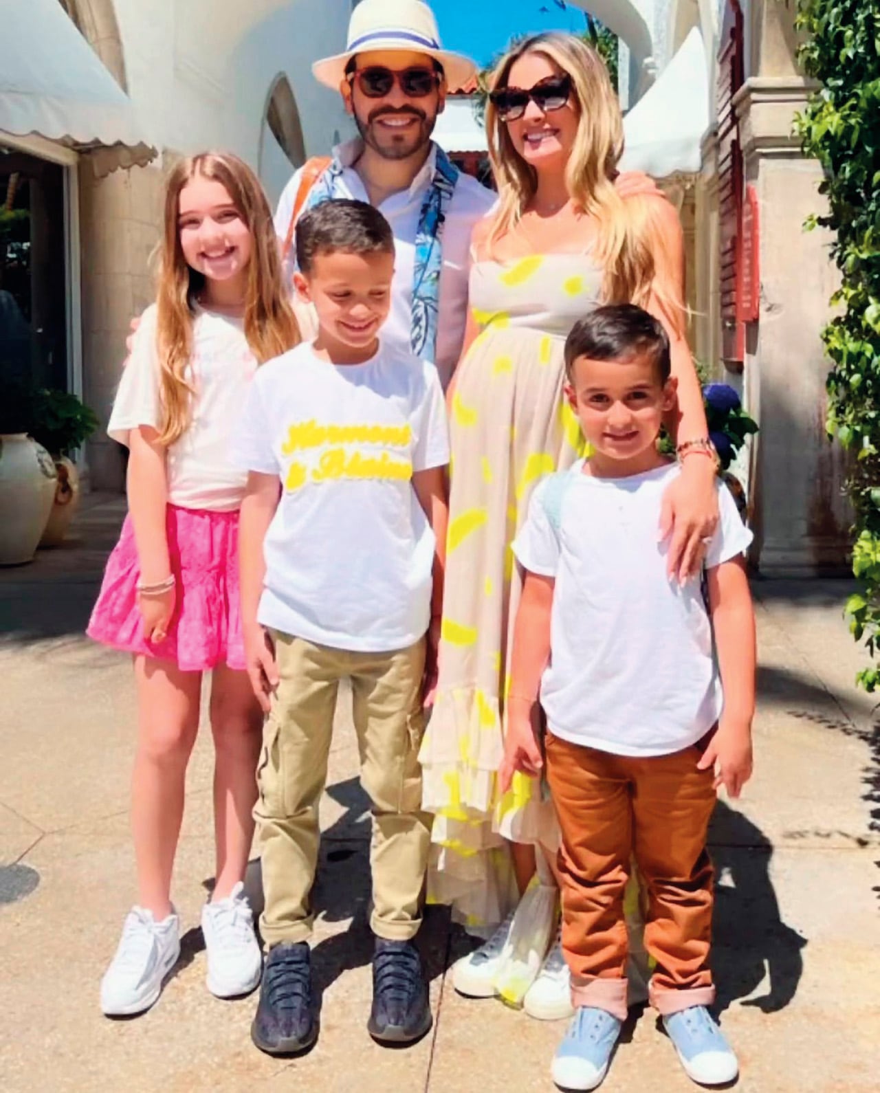 Abelardo De La Espriella junto a su esposa y sus tres hijos