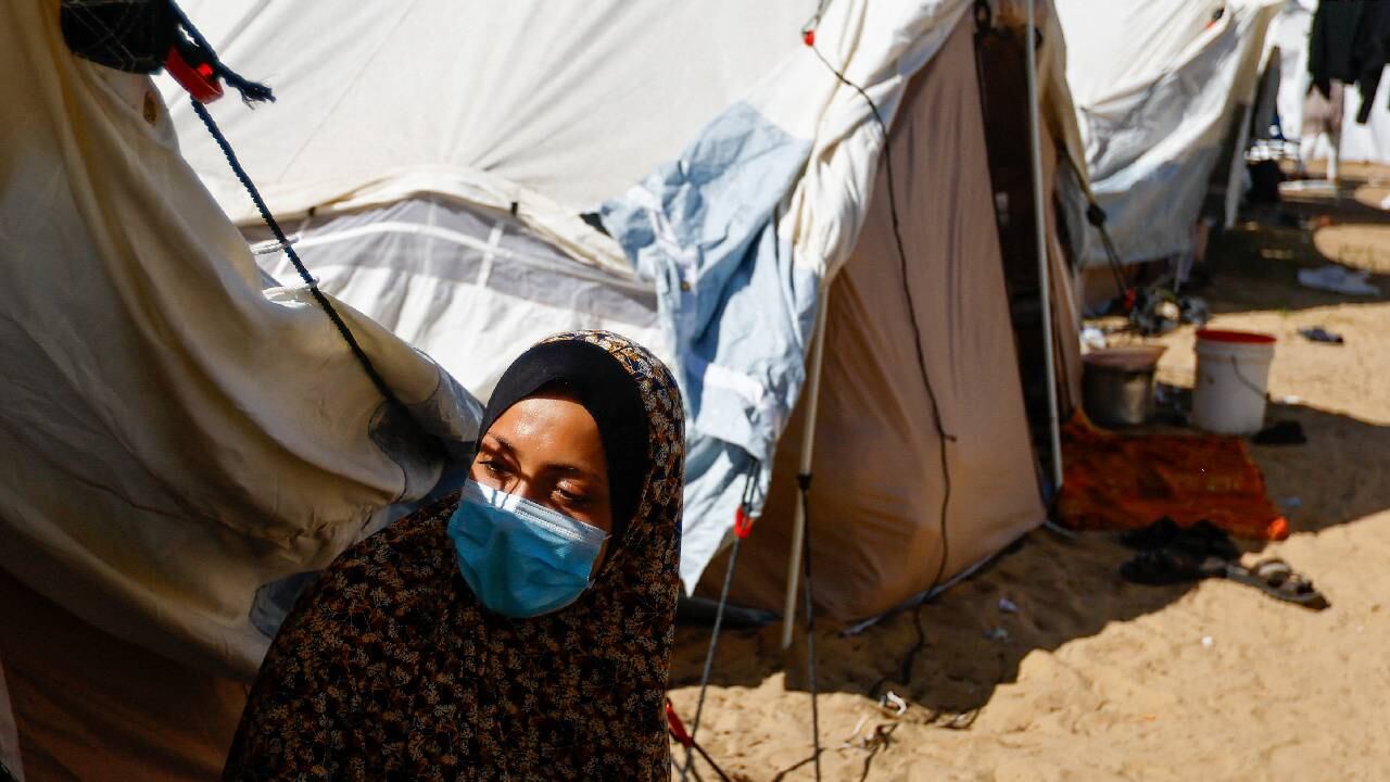 Los palestinos desplazados, que huyeron de sus hogares en medio de los ataques israelíes, se refugian en un centro administrado por las Naciones Unidas.