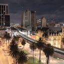 escena nocturna de la ciudad de medellin con el metro llegando a la estacion