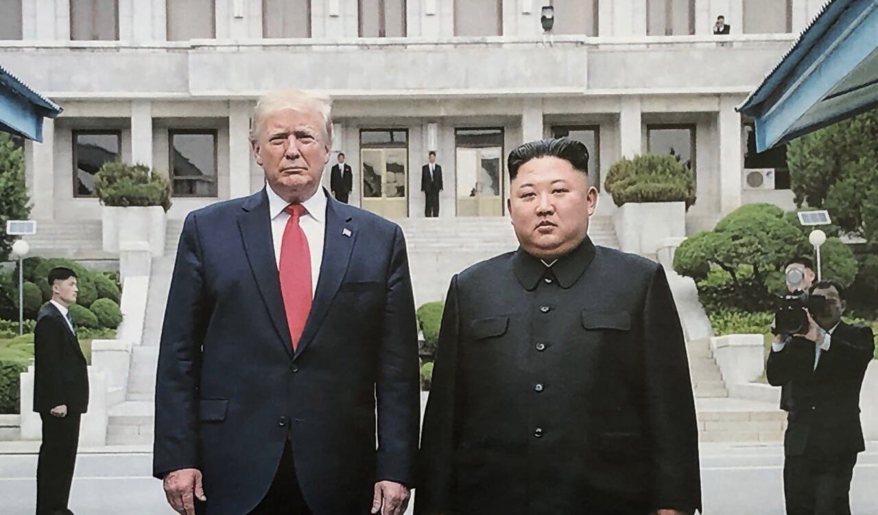 Donald Trump al lado de Kim Jong Un en junio de 2019
