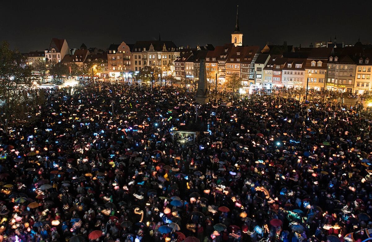 Miles de personas participan en el festival religioso Martini (Fiesta de San Martín) en Erfurt, Alemania. (AP)