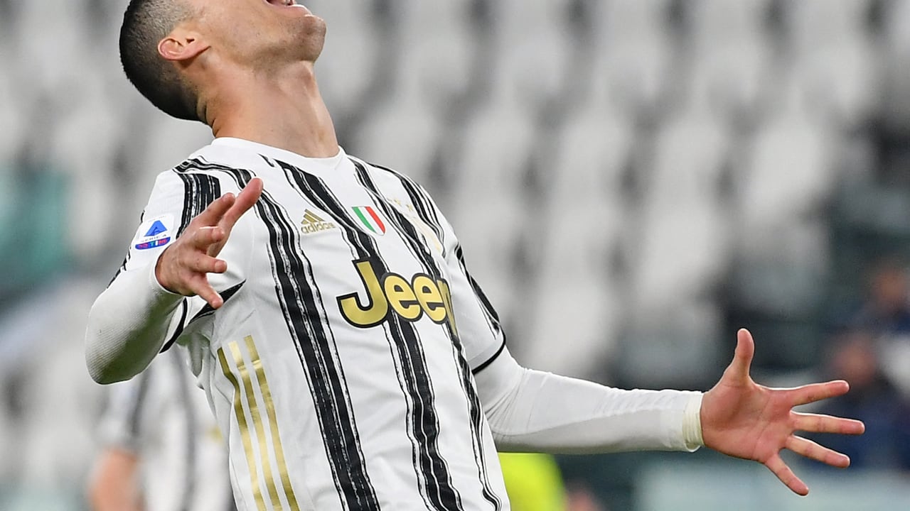 El delantero portugués de la Juventus, Cristiano Ronaldo, reacciona después de perder una oportunidad de gol durante el partido de fútbol de la Serie A italiana Juventus vs Spezia el 02 de marzo de 2021 en el estadio de la Juventus en Turín. (Foto de Isabella BONOTTO / AFP)