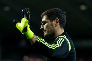 Iker Casillas revoluciona al mundo con un trino en el que confiesa ser homosexual. Después aclaró que su cuenta fue robada.