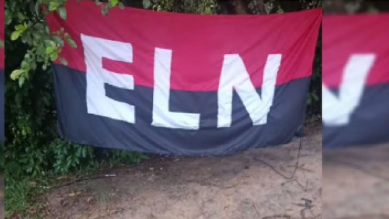 Imagen de la bandera del ELN encontrada en Puerto Wilches.