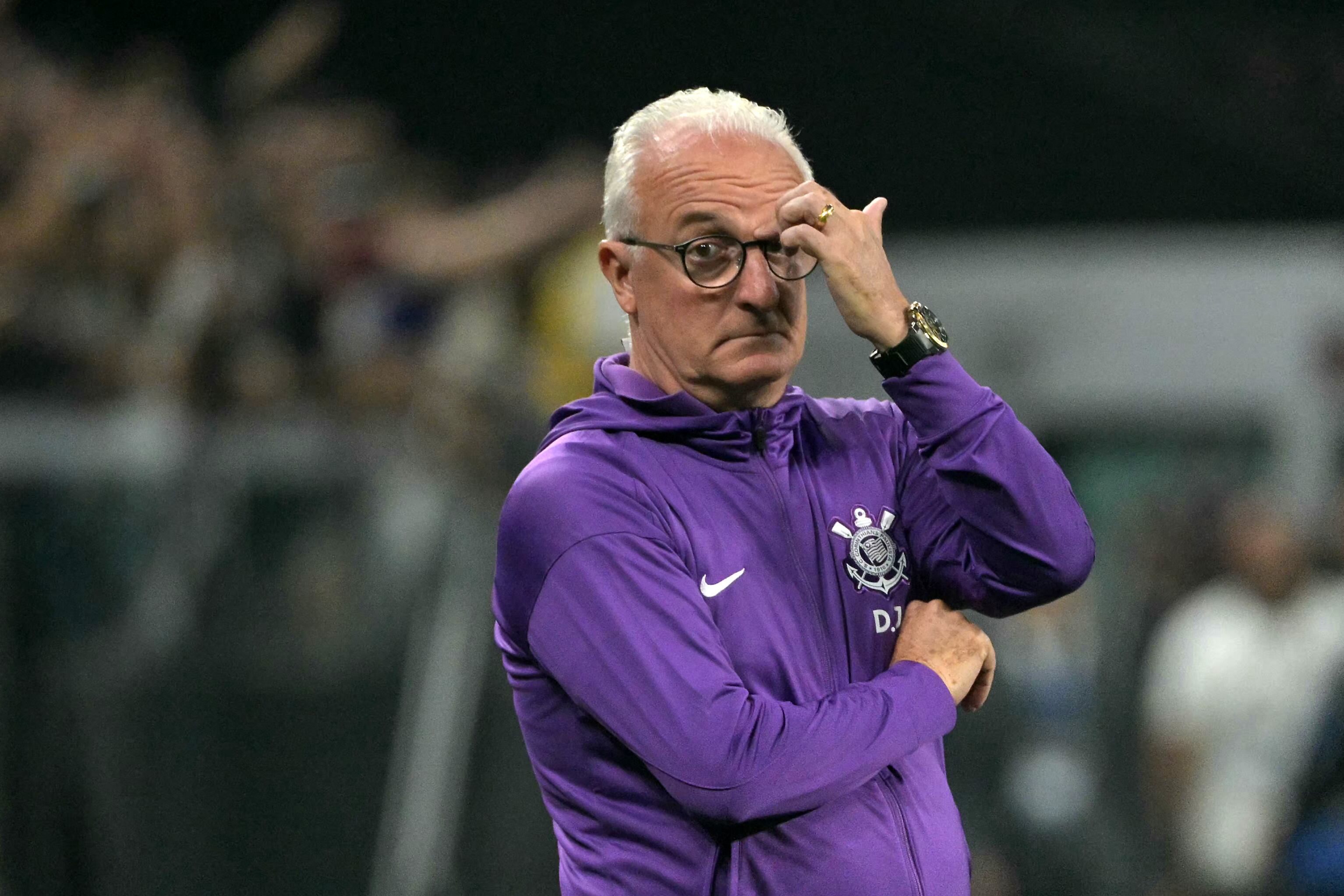 Corinthians' head coach Dorival J�nior looks on during the Copa Sudamericana group stage football match between Brazil's Corinthians and Colombia's America de Cali at the Neo Quimica Arena stadium in Sao Paulo, Brazil on May 6, 2025. (Photo by NELSON ALMEIDA / AFP)