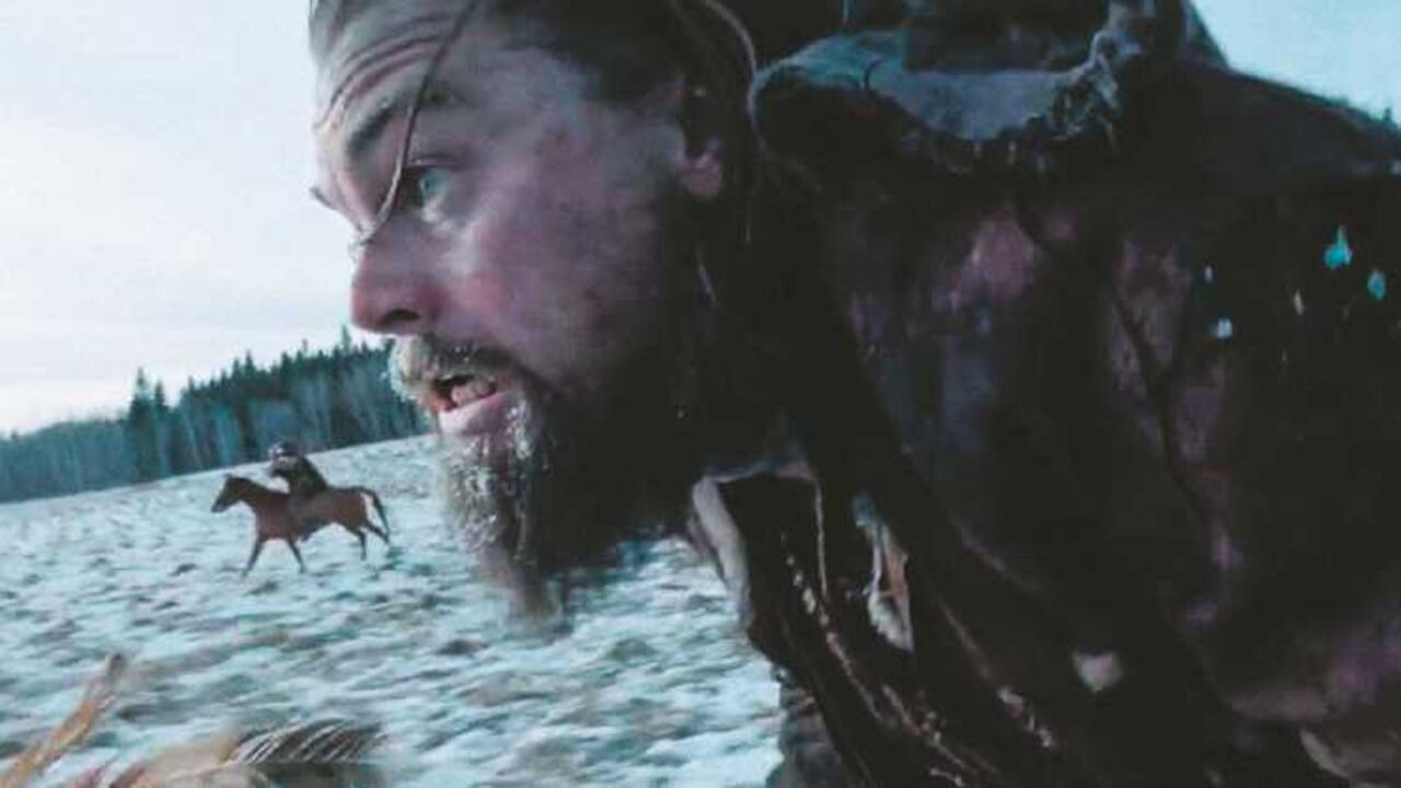 Leonardo Di Caprio interpreta a Hugh Glass, un guía que trafica pieles y se enfrenta a un sufrimiento profundo.