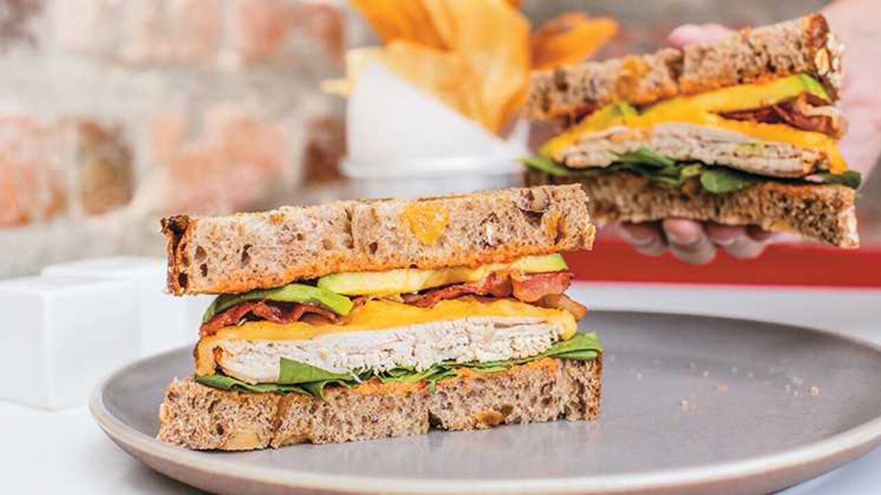 El toque picante hace único este sándwich de pavo