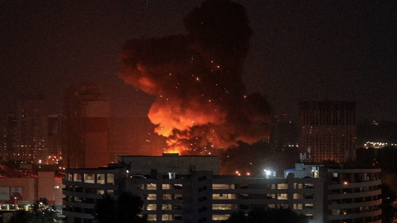 Explosión desatada durante un ataque con misiles rusos en Kiev, Ucrania.