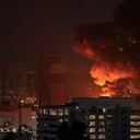 Explosión desatada durante un ataque con misiles rusos en Kiev, Ucrania.