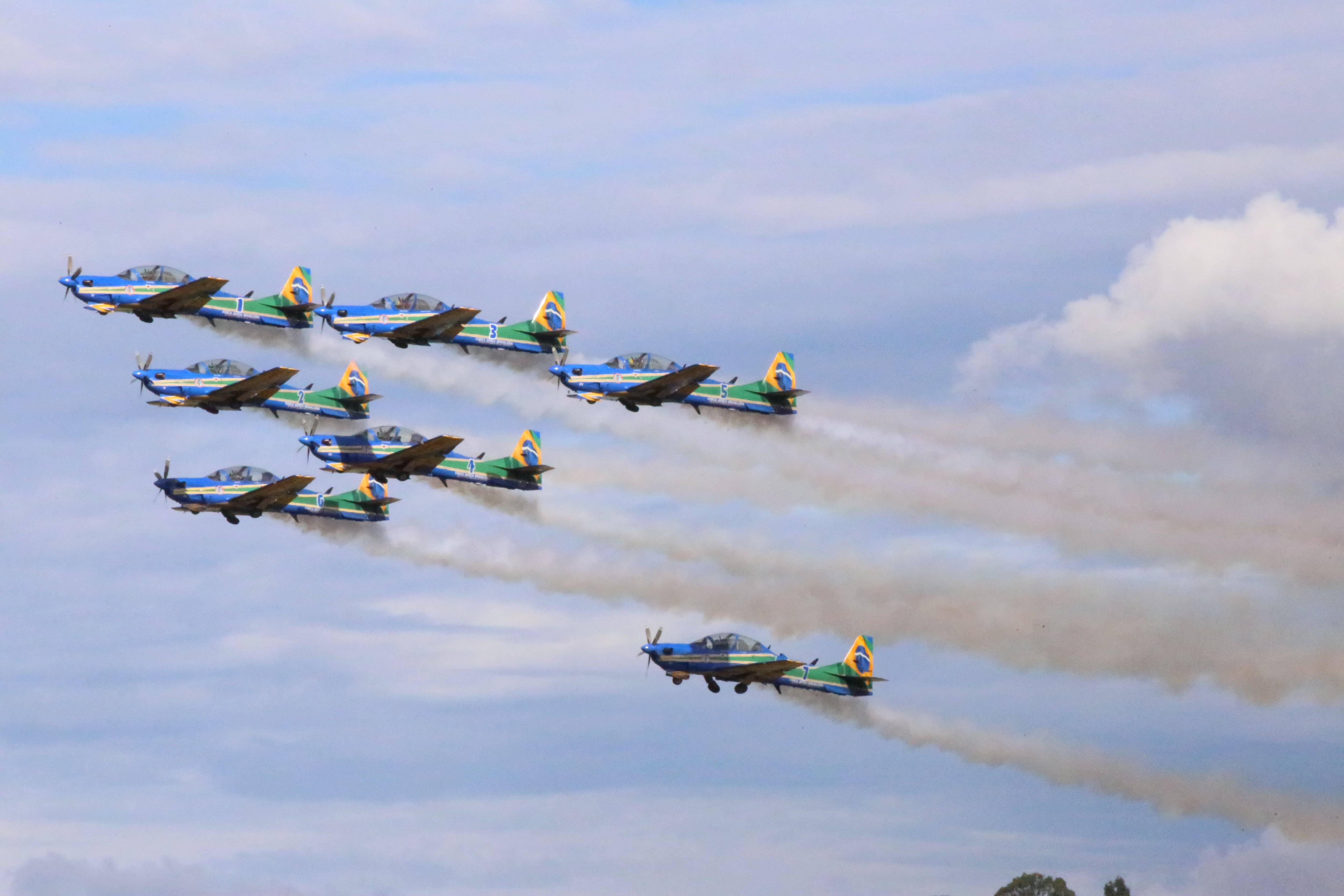 Escuadrón 111 Kfir, con sus maniobras
a máximas gravedades y loops, en el aeropuerto José María Córdova.