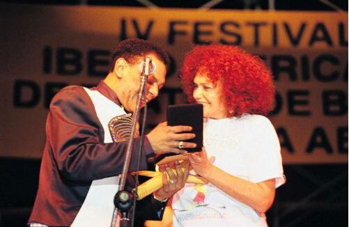 El Joe junto a Fanny Mikey durante un Festival Iberoamericano de Teatro. La promotora del teatro colombiano deseaba que el Joe cantara en su funeral. Ella se fue primero que él, el 16 de agosto de 2008.