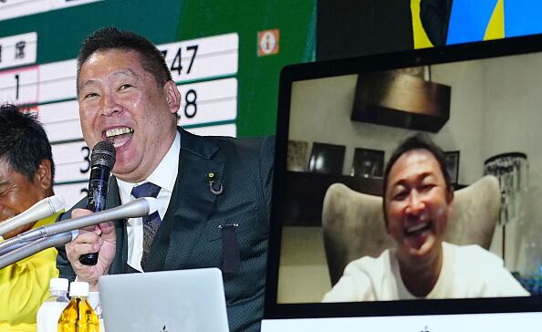 Yoshikazu Higashitani (en la pantalla) celebró en YouTube la silla que ganó en la Cámara de Consejeros de Japón. Sin embargo, nunca asistió a la sede del Parlamento para ejercer su trabajo.