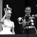 En este mes de junio. En esta foto de archivo del 2 de febrero de 1953, la reina Isabel II de Gran Bretaña y el príncipe Felipe, duque de Edimburgo, saludan a sus seguidores desde el balcón del Palacio de Buckingham, luego de su coronación en la Abadía de Westminster, Londres. La reina Isabel II, la monarca con el reinado más largo de Gran Bretaña y una roca de estabilidad durante gran parte de un siglo turbulento, ha muerto. Tenía 96 años. El Palacio de Buckingham hizo el anuncio en un comunicado el jueves 8 de septiembre de 2022.