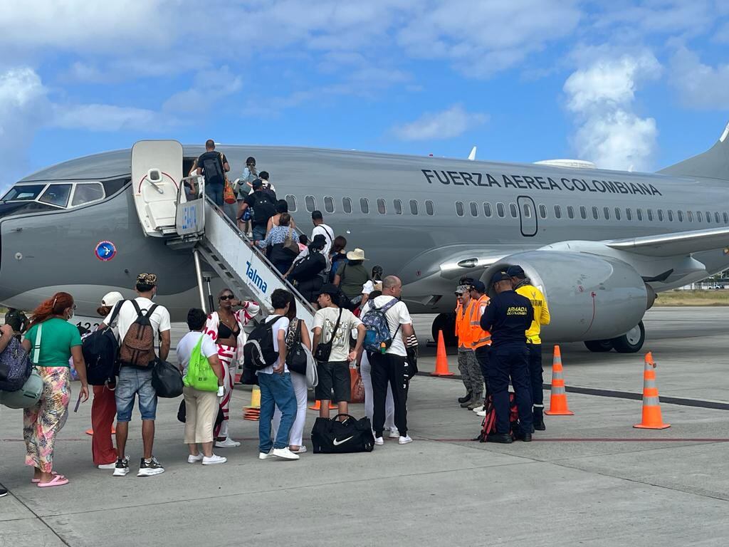 Pasajeros abordando el vuelo humanitario ofrecido por la Fuerza Aérea.