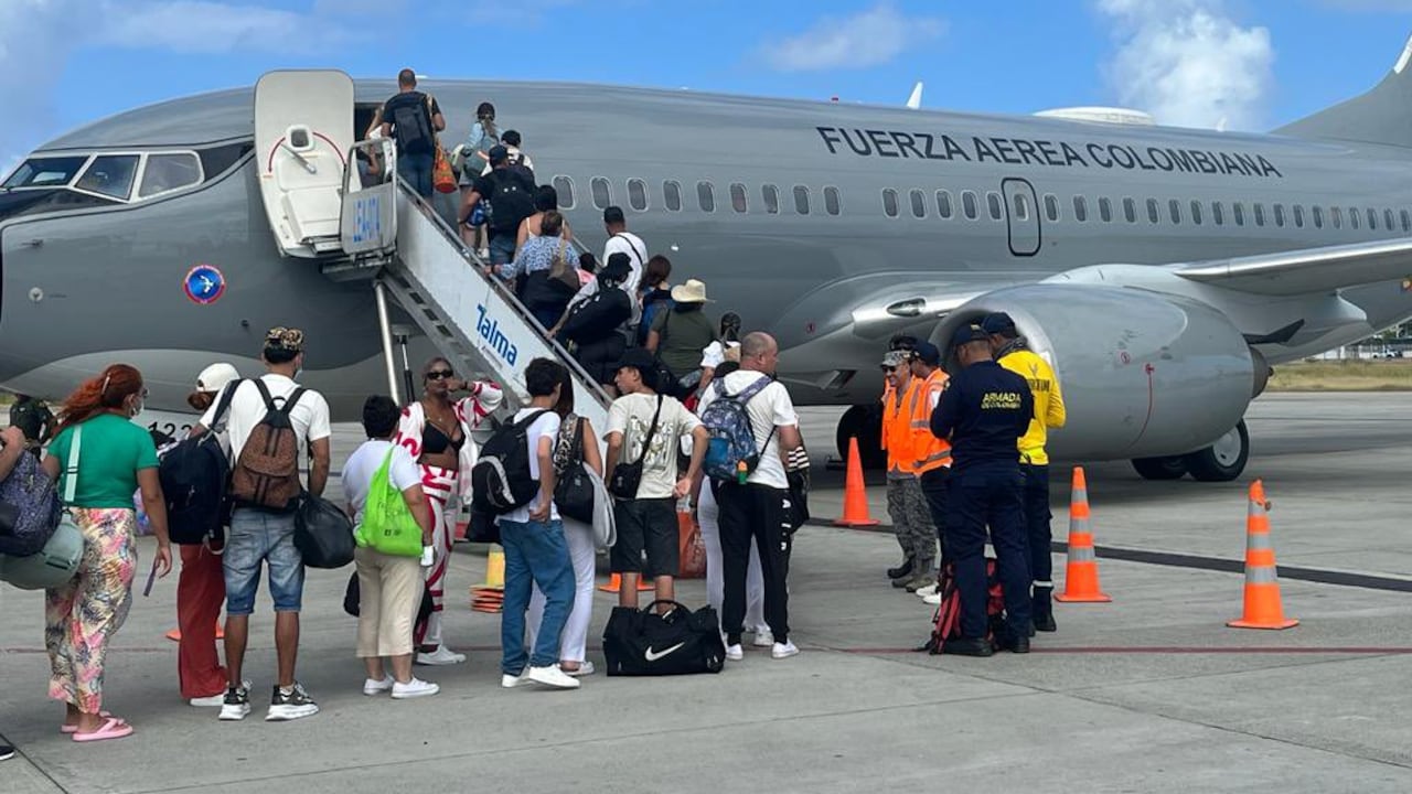 Pasajeros abordando el vuelo humanitario ofrecido por la Fuerza Aérea.
