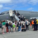 Pasajeros abordando el vuelo humanitario ofrecido por la Fuerza Aérea.