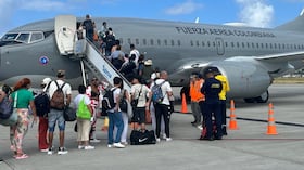 Pasajeros abordando el vuelo humanitario ofrecido por la Fuerza Aérea.