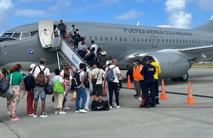 Pasajeros abordando el vuelo humanitario ofrecido por la Fuerza Aérea.