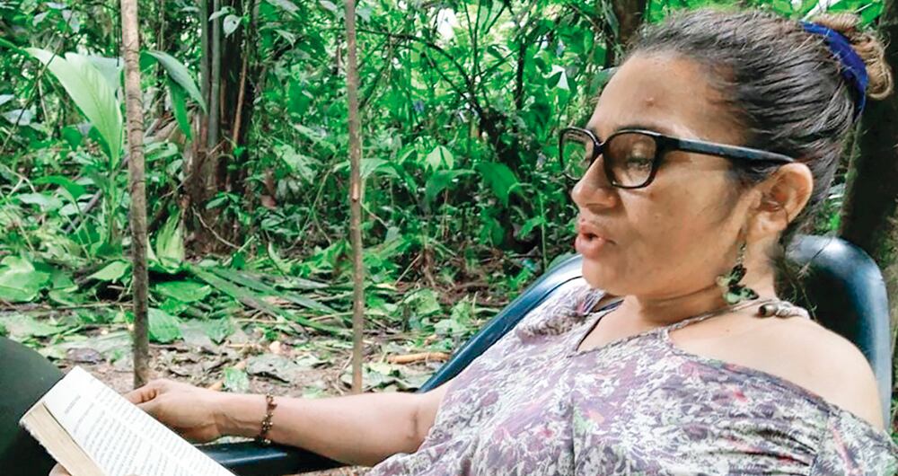 Emilse Oviedo fue reclutada a la fuerza a los 16 años por la guerrilla del ELN. Hoy es una de las mujeres más buscadas en el Chocó. 