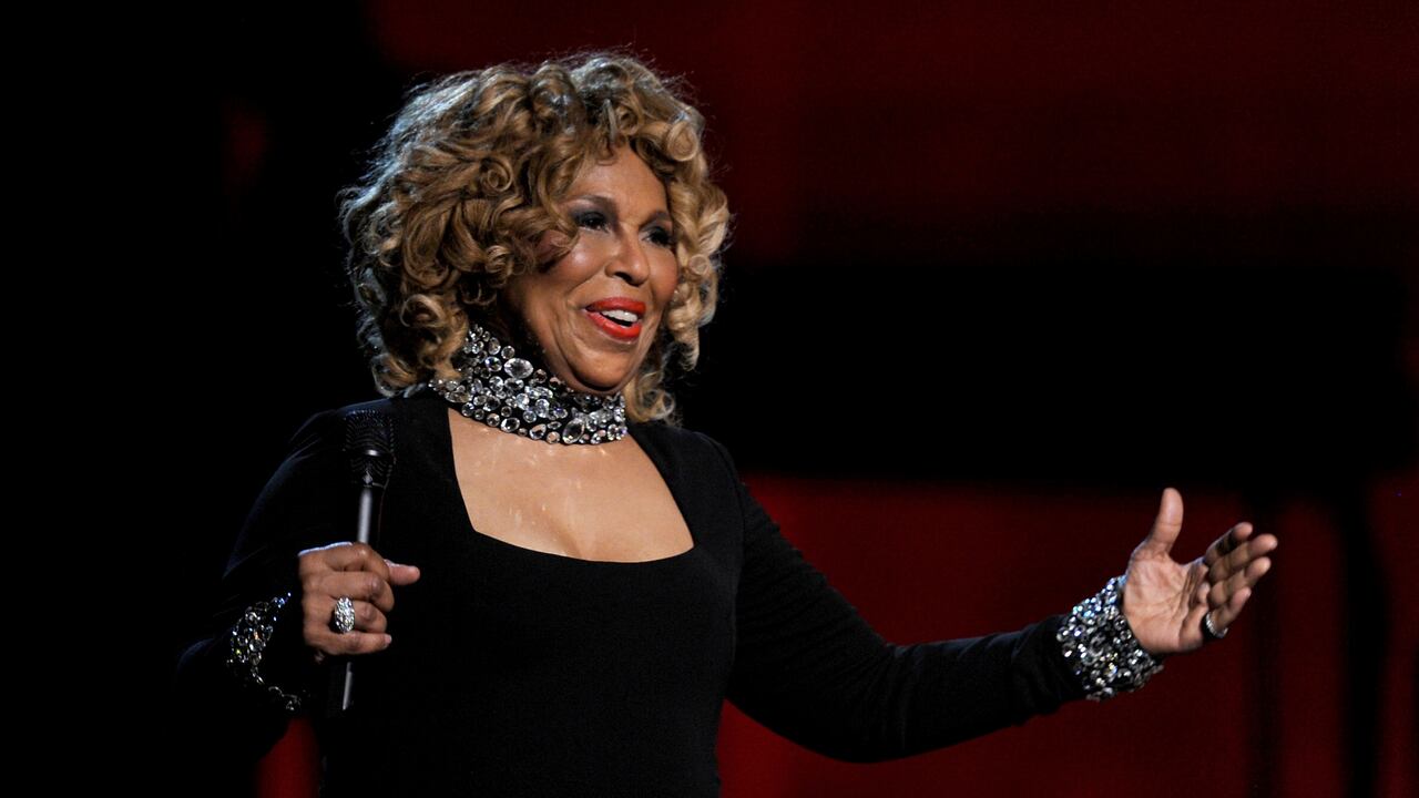 LOS ANGELES, CA - 31 DE ENERO: La cantante Roberta Flack actúa en el escenario durante la 52ª Entrega Anual de los Premios GRAMMY celebrada en el Staples Center el 31 de enero de 2010 en Los Angeles, California. (Foto de Kevin Winter/Getty Images)
