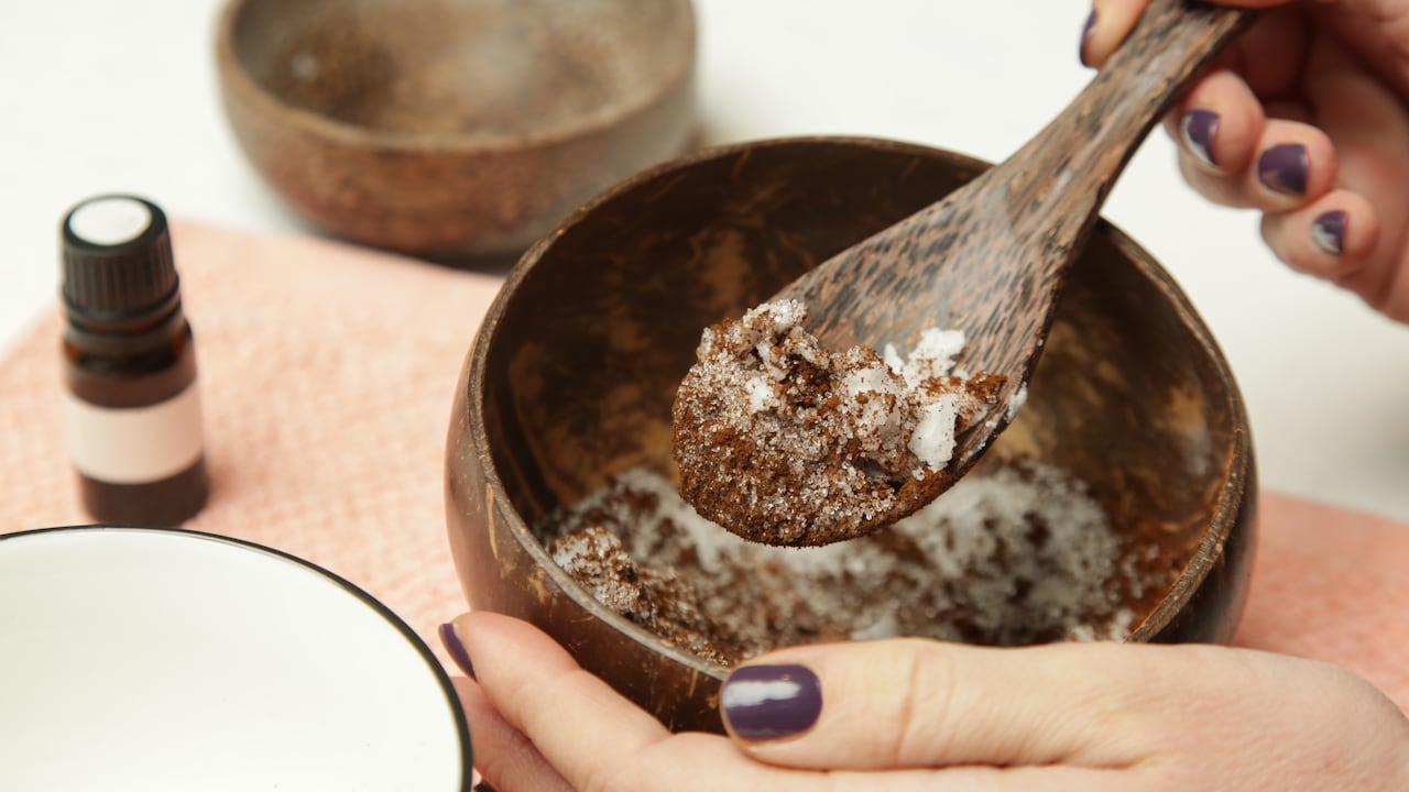 El aceite de coco y café es ideal para luchar contra la grasa localizada en la región abdominal y eliminar la celulitis en esa zona.