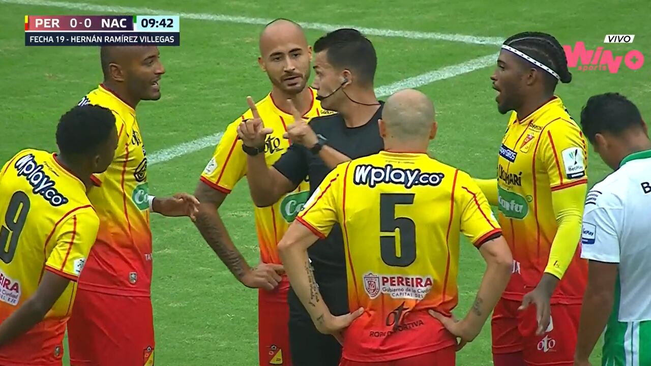 Los jugadores del Pereira reclamándole a Nicolás Gallo por su decisión