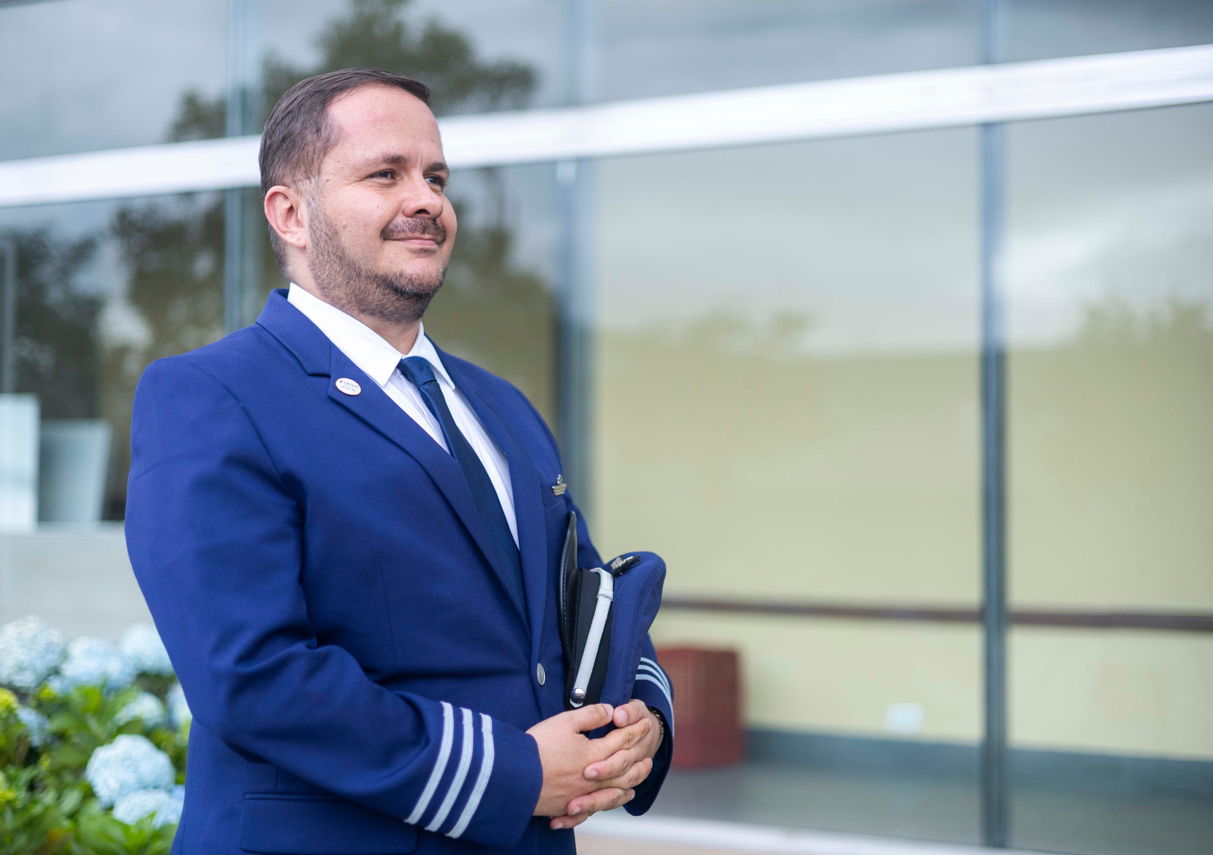 Actualmente se está capacitando para ser piloto de avión con Latam.