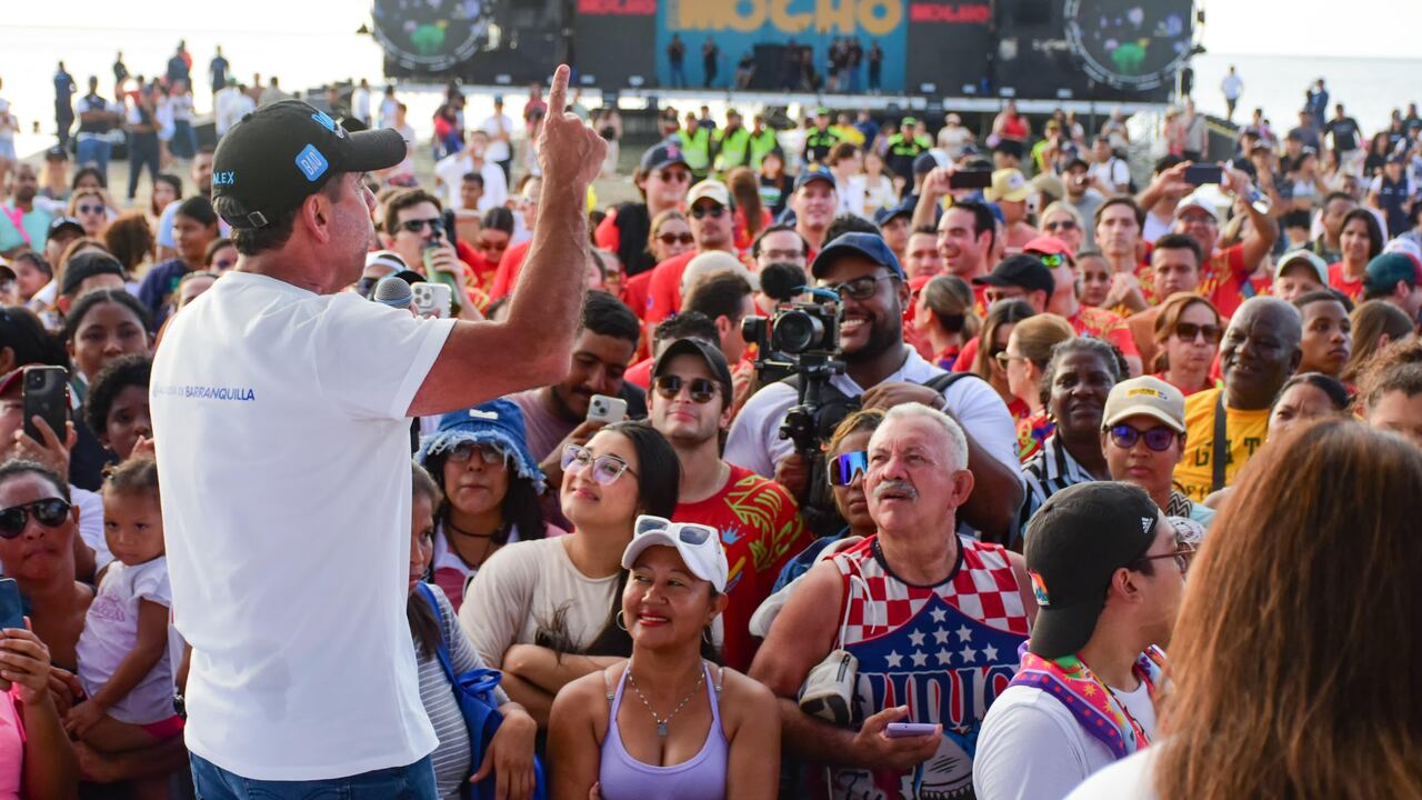 Alcalde Char y los asistentes a la inauguración de la Playa de Puerto Mocho.