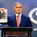 Imagen publicada por el Ministerio Público de Venezuela que muestra al fiscal general de Venezuela, Tarek William Saab, durante una conferencia de prensa en Caracas el 9 de abril de 2024, sosteniendo una fotografía que muestra el arresto del influyente exministro de petróleo Tareck El Aissami, quien había renunciado a su cargo.