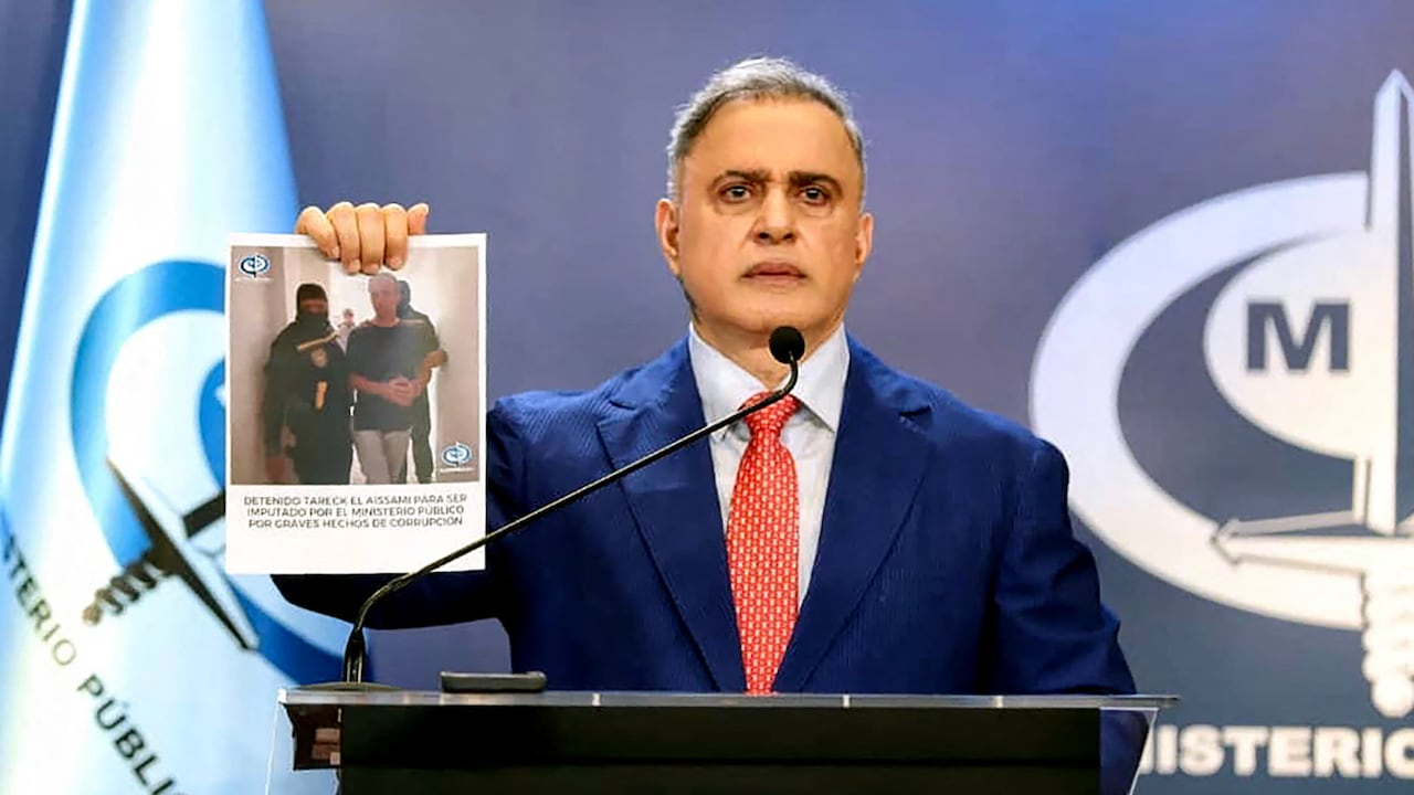 Imagen publicada por el Ministerio Público de Venezuela que muestra al fiscal general de Venezuela, Tarek William Saab, durante una conferencia de prensa en Caracas el 9 de abril de 2024, sosteniendo una fotografía que muestra el arresto del influyente exministro de petróleo Tareck El Aissami, quien había renunciado a su cargo.