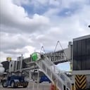 Un globo con pólvora cayó cerca de un avión de Avianca en Medellín.