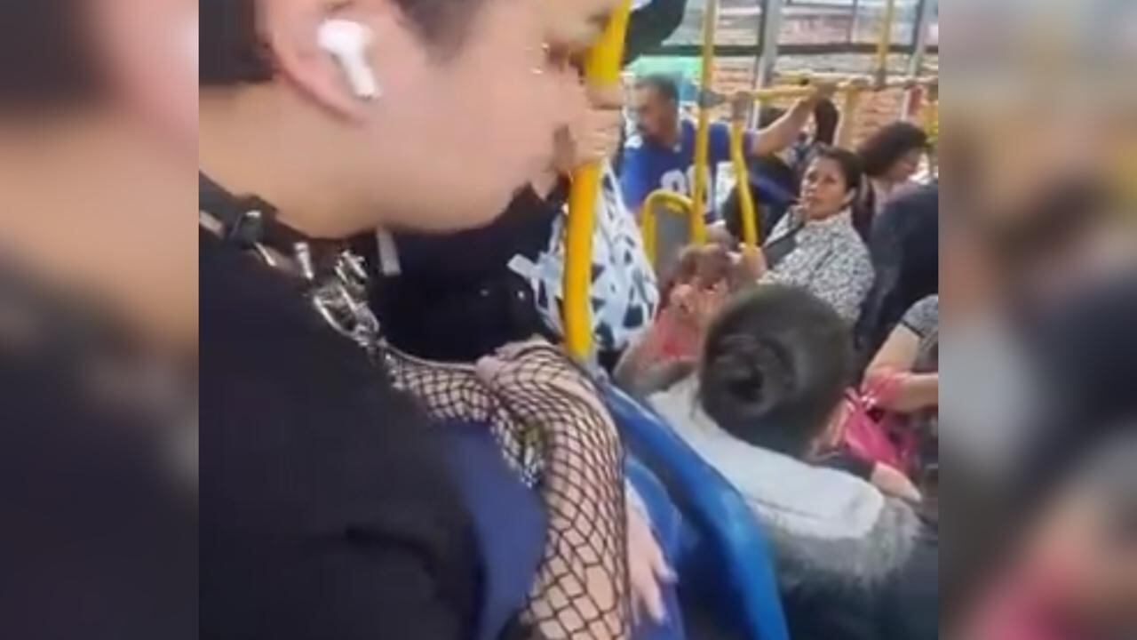 La mujer comenzó a criticar la vestimenta del joven, que había optado por una falda, mallas y uñas pintadas.