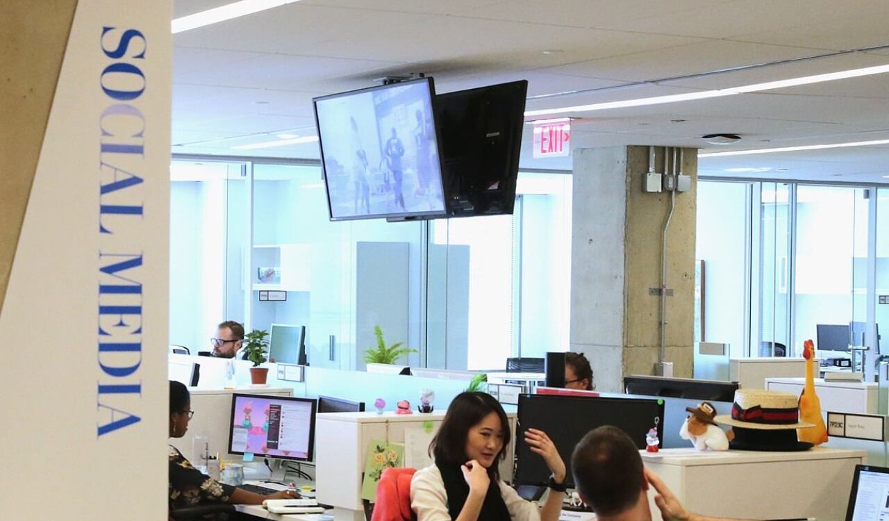 Empleados del área de Social Media en las instalaciones del Washington Post, medio de comunicación que pertenece a Jeff Bezos