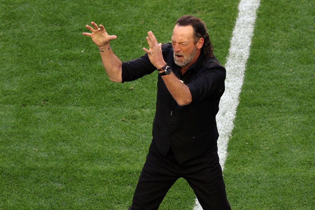 Troy Kotsur interpretando el himno nacional en el Super Bowl LVII. Foto: Rob Carr/Getty Images.
