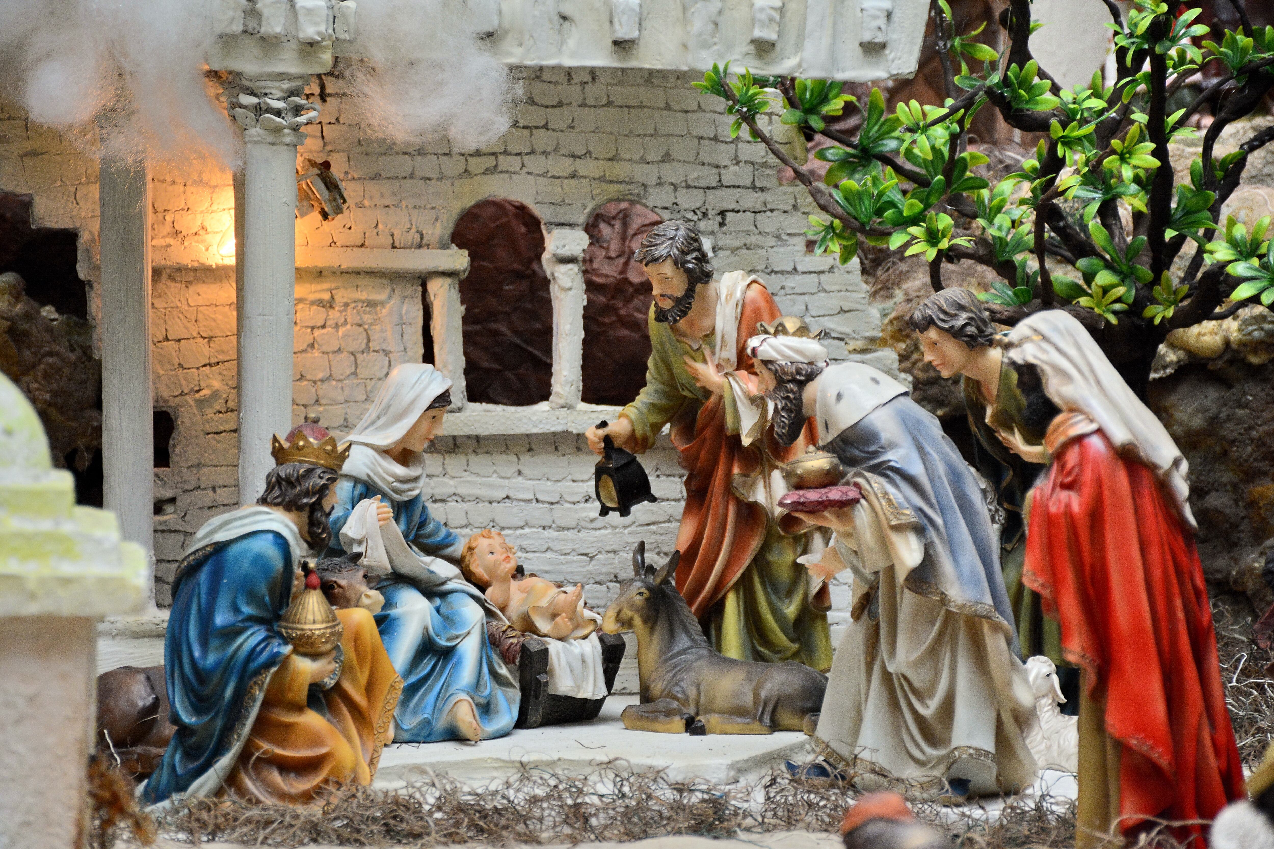 Hermoso pesebre tradicional, en el barrio Bretaña. Realizado por Christian David Reinosa, un joven comerciante de Cali.